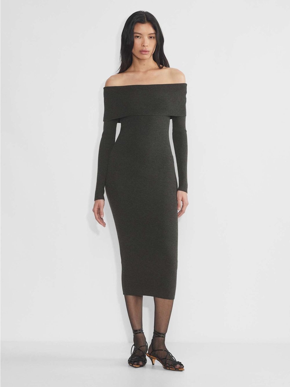 NEW Aritzia Wilfred Clarion Dress
Peachy soft off-the-shoulder sweater dress